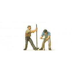 Preiser 45009 G Scale Cheminots - Track workers with t-spanner and crowbar