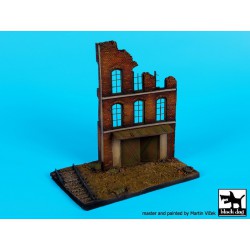 BLACK DOG D72028 1/72 Ruined factory with railroad base (150x90 mm)