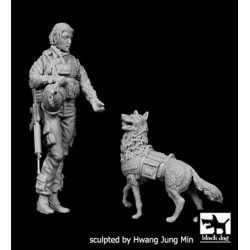 BLACK DOG F35132 1/35 US woman soldier with dog