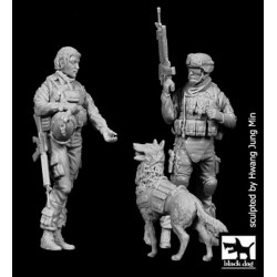 BLACK DOG F35134 1/35 US Woman Soldier & soldier with dog