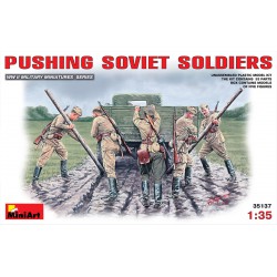 Miniart 35137 1/35 Pushing Soviet Soldiers