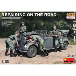 MINIART 35295 1/35 Repairing on the Road (Typ 170V Personenwagen Cabrio & 4 Figures)