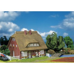 Faller 130250 HO 1/87 Dwelling house with reeds-thatch roof